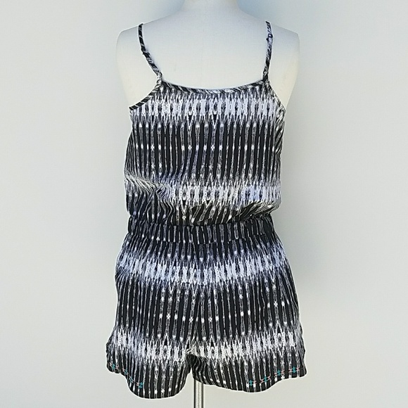 🆕️ Jessica Simpson Print Embroided Detail Romper - Picture 2 of 6